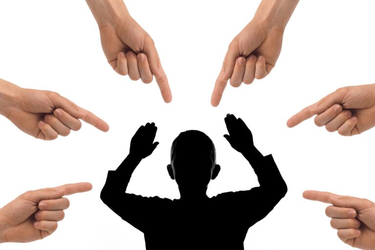 اسباب التنمر وآثاره على المجتمع