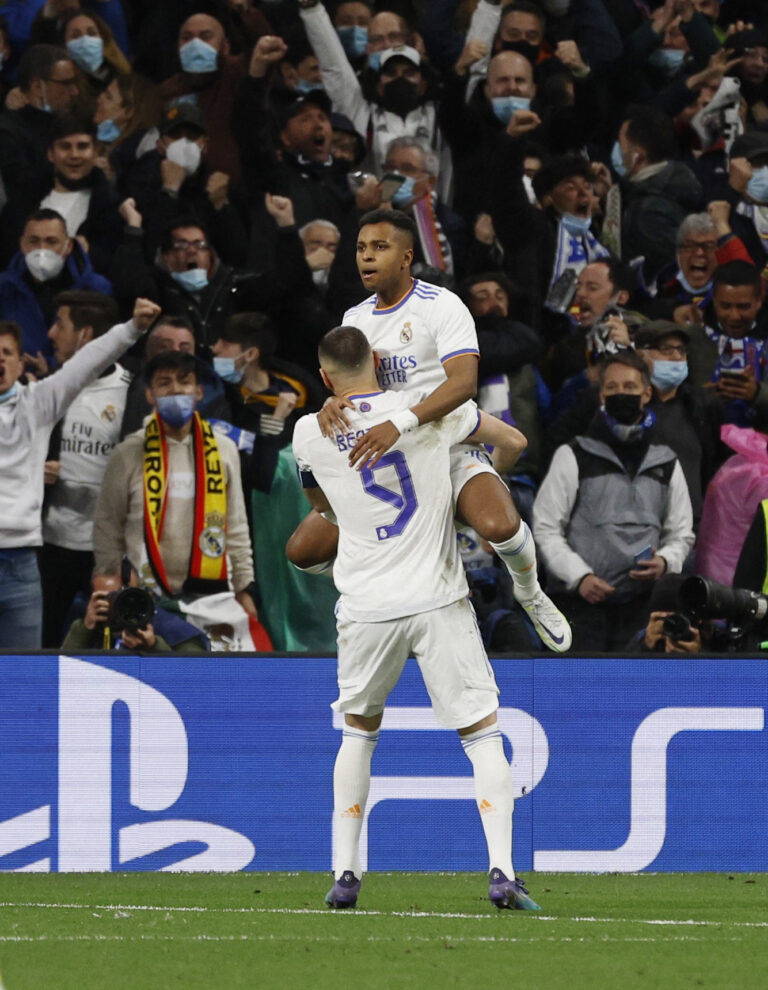 قلب ريال مدريد الطاولة على تشيلسي وظفر ببطاقة التأهل إلى نصف نهائي دوري أبطال أوروبا بعد خسارته أمامه (2-3)